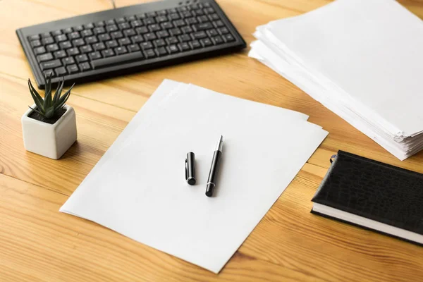 Een Moderne Werkende Man Veld Een Houten Tafel — Stockfoto