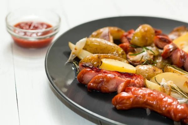 Pommes Terre Frites Avec Saucisse Dans Une Assiette — Photo