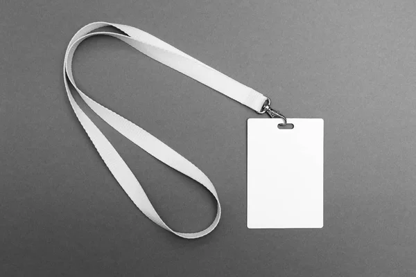 Gri bir arka plan üzerinde boş etiket kimliği.