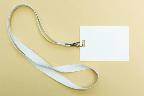 Insignia Blanco Con Cordón Sobre Fondo Amarillo Espacio Vacío Para — Foto de Stock