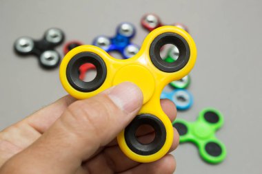 El tutmak popüler topluca spinner oyuncak