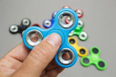 Bir el spinner topluca oyuncakla oynamak