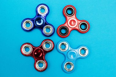 popüler topluca spinner oyuncak mavi zemin üzerine