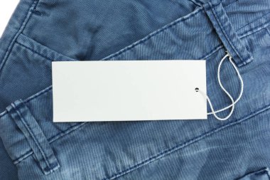 Mavi jeans ayrıntı ile beyaz boş etiket, yakın çekim.