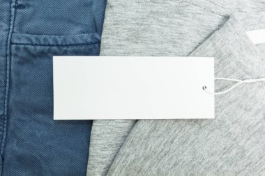 arka planını jean ve tişört, metinler doldurmak için boş etiket