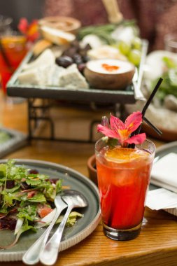 Bir yemek masası, seçici odak üzerinde kırmızı kokteyl.