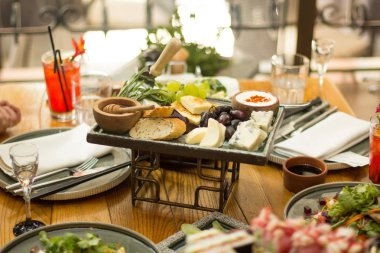 Gıda, seçici odak ile yemek masası. Bir restoran.