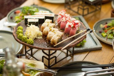 Bir restoranda seçici odak masada suşi kümesi. Öğle Yemeği.