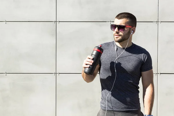 Een Gespierde Jongeman Drinkt Water Het Concept Van Sport Fitness — Stockfoto