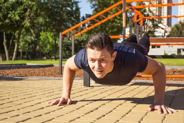 Fitness Man Push Opleiding Het Park — Stockfoto