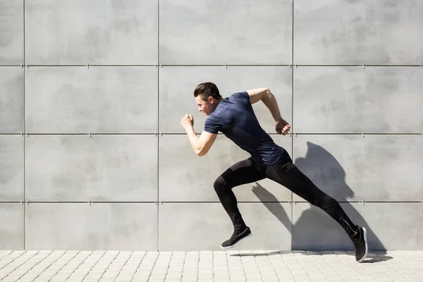 Volledige Lengte Portret Van Een Fitness Man Loopt Straat Streven — Stockfoto