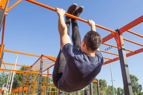 Man Doet Oefeningen Van Maag Het Park Uitzicht Vanaf Achterkant — Stockfoto