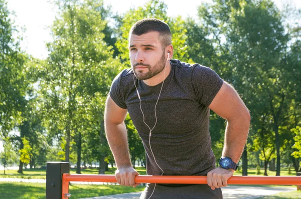 Een Jongeman Gaat Voor Sport Ochtend Park — Stockfoto