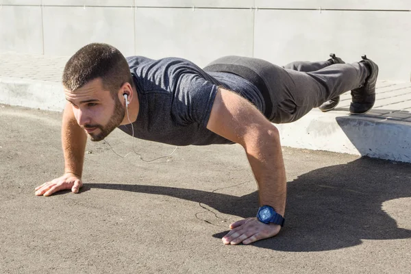 Een Sportieve Man Met Een Baard Uit Vloer Straat Geperst — Stockfoto