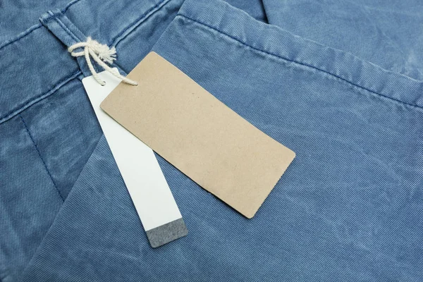 Blue Jeans Részletesen Fehér Barna Üres Címkék Közelről — Stock Fotó