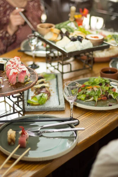 Gıda, dik ile yemek masası. Bir restoran.