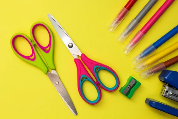 School Accessoires Een Gele Achtergrond Schaar Pennen Nietmachine Puntenslijper — Stockfoto