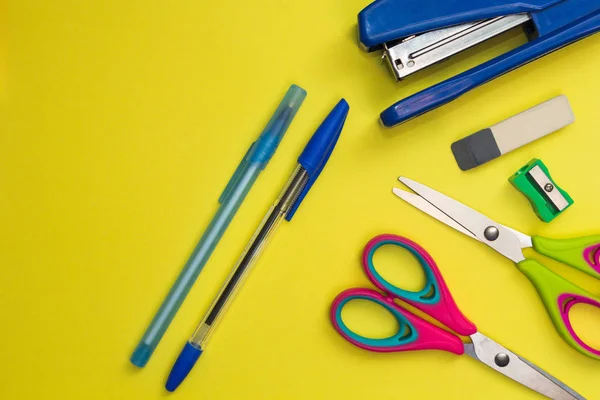 School Accessoires Een Gele Achtergrond Schaar Pennen Nietmachine Puntenslijper — Stockfoto