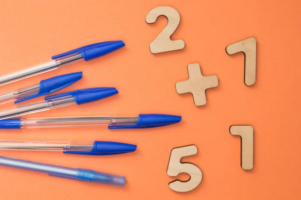 School Accessoires Blauwe Pennen Een Oranje Achtergrond Wiskundige Getallen Voor — Stockfoto