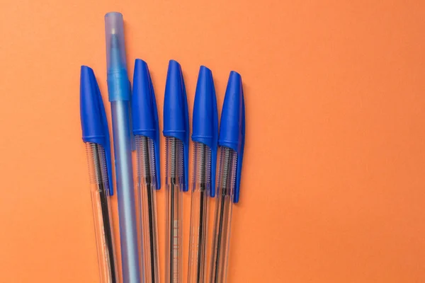 Accesorios Escolares Bolígrafos Azules Sobre Fondo Naranja — Foto de Stock