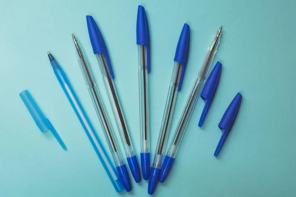 Accesorios Escolares Bolígrafos Azules Sobre Fondo Azul — Foto de Stock