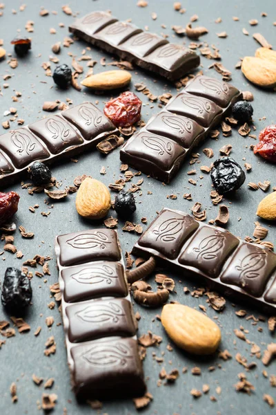 Zwarte Chocolade Met Gedroogd Fruit Een Zwarte Achtergrond Verticaal — Stockfoto