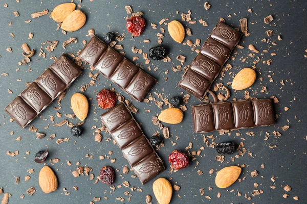 Zwarte Chocolade Met Gedroogd Fruit Een Zwarte Achtergrond Kleurovergang Licht — Stockfoto