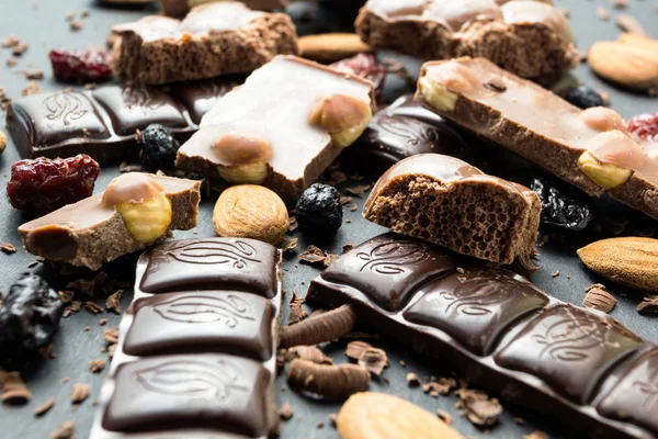 Verschillende Soorten Chocolade Gedroogde Vruchten Een Zwarte Achtergrond — Stockfoto