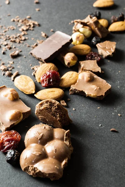 Zwarte Melkchocolade Met Gedroogde Vruchten Een Zwarte Achtergrond Verticaal — Stockfoto