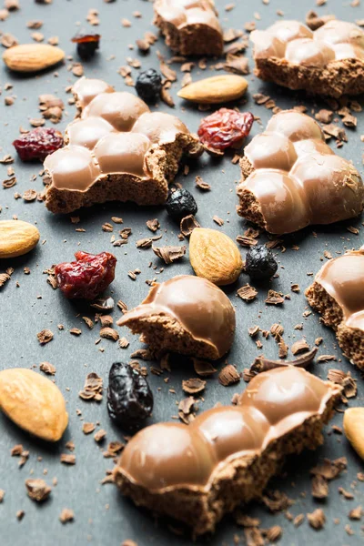 Poreuze Chocolade Met Gedroogd Fruit Een Zwarte Achtergrond Verticaal — Stockfoto