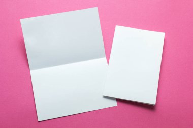 Broşür dergi ya da kağıt el ilanı, pembe arka plan izole. mockup