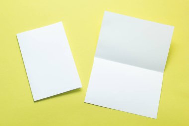 Menüleri veya broşür sarı bir arka plan üzerinde için bir düzen. İki sayfa broşür veya tebrik kartı.