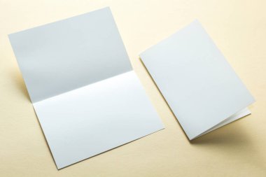 Boş kağıt broşür, kartvizit, broşür sarı bir arka plan üzerinde düzen. Metin için yer.