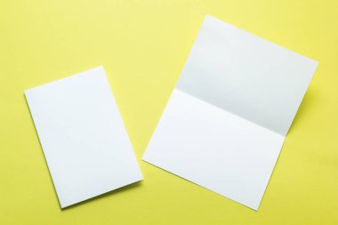 Tasarımınızı değiştirmek için sarı zemin üzerine beyaz boş oyun kağıdı. Açık ve kapalı.