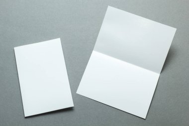 Boş kare iki yaprak broşürler gri arka plan üzerinde izole. Metin için yer. Mock-up.