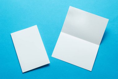 El ilanı, davetiye üzerinde mavi arka plan izole Mock-up