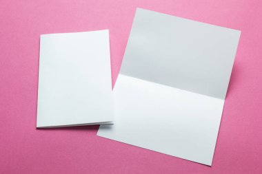 Beyaz boş kartları tasarımınızı değiştirmek için pembe arka plan izole mockup.