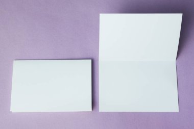 Boş kare iki yaprak broşürler mor arka plan üzerinde izole. Metin için yer. Mock-up.