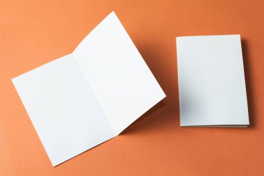 Tasarımınızı değiştirmek için turuncu arka plan beyaz boş broşür. Mockup.