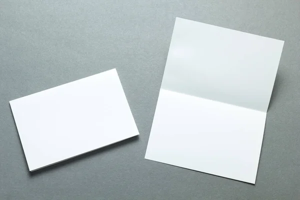 Revista Brochura Isolada Sobre Fundo Cinza Mutável Papel Branco — Fotografia de Stock