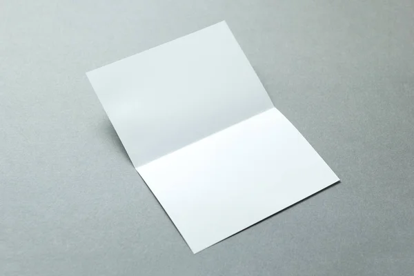 Cartaz Folheto Branco Isolado Fundo Cinza Para Substituir Seu Design — Fotografia de Stock
