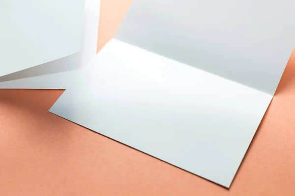 Brochuras Quadradas Branco Duas Folhas Isoladas Fundo Laranja Espaço Para — Fotografia de Stock