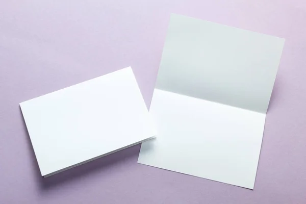 Cartões Visita Branco Papel Brochuras Folhetos Sobre Fundo Roxo Mock — Fotografia de Stock