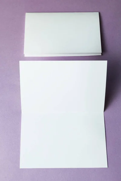 Folhetos Duas Folhas Quadrados Branco Isolados Fundo Roxo Espaço Para — Fotografia de Stock