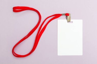 Boş rozet mockup, pembe arka plan izole. Düz boş ad etiketi dalga boyunda kırmızı string ile asılı.