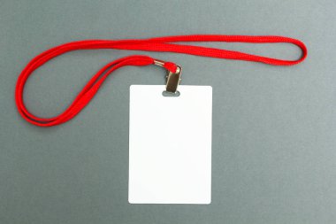 Boş rozet mockup gri arka plan üzerinde izole. Düz boş ad etiketi kırmızı string ile alay etmek yukarıya.