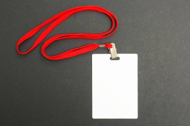 Boş rozet mockup siyah izole. Düz boş ad etiketi kırmızı string ile alay etmek yukarıya.