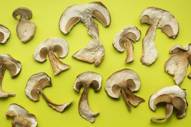 Birçok kuru çörek üzerinde izole yeşil renkli mantar.