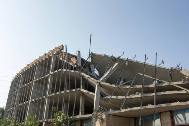 Yapı, zemin kırık yok. Bağlantı parçaları, metal ve beton.