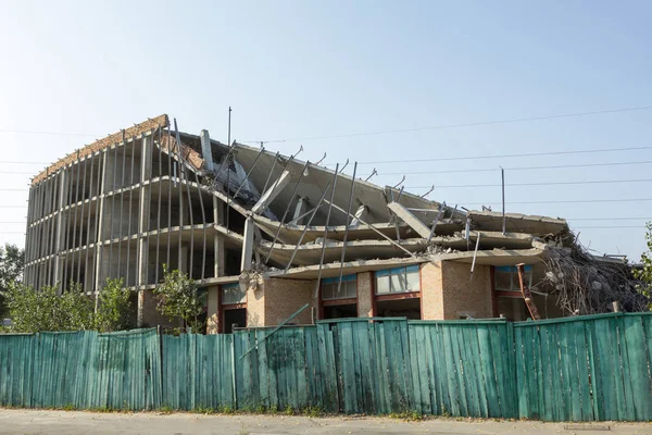 Yıkılan Binanın Arkasında Bir Yeşil Çit — Stok fotoğraf